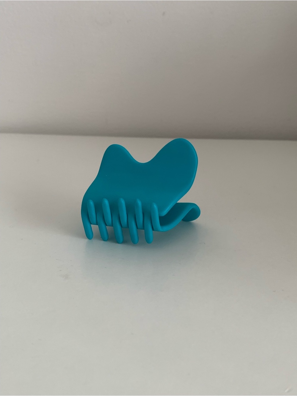 CHUNKS froggy blue wavy matte claw clip